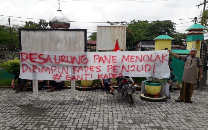 Warga Membentang Spanduk bertuliskan Ganti Kades di Kantor Dinas PMD Kabupaten Asahan