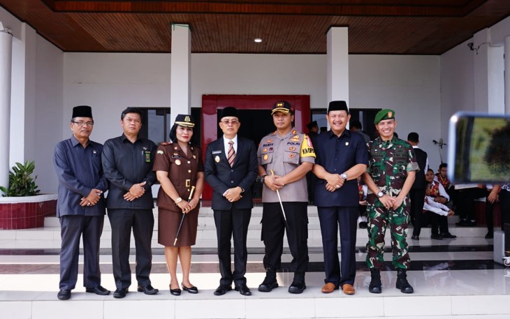 Bupati Bengkulu Selatan Gusnan Mulyadi Foto Bersama 