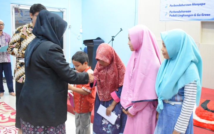 Kepala KPPN Mukomuko, Ibu Yessy Silvia Maharini saat melaksanakan kegiatan Perbendaharaan Berbagi yang dilaksanakan di Aula KPPN Mukomuko
