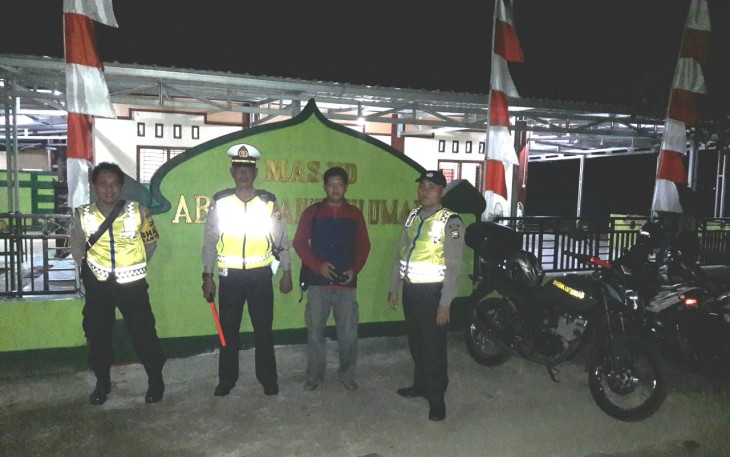 Kapolsek Muara Bangkahulu Hadiri Pawai Obor di Kelurahan Bentiring Permai