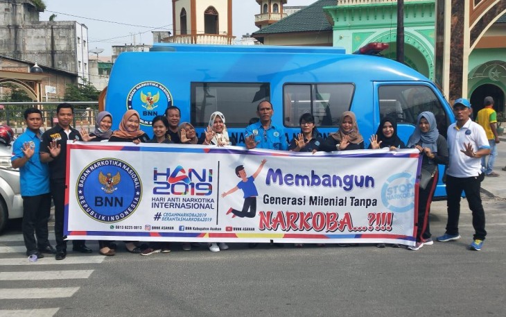 Tim BNN Asahan Bagikan Stiker Dan Brosur Pada Masyarakat 