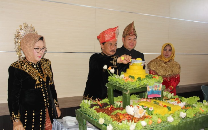 Bupati Potong Tumpeng HUT Kabupaten Benteng