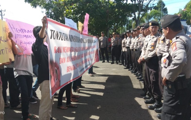 Puluhan Pendemo Lakukan Aksi di Depan Kantor Wali Kota Bengkulu 