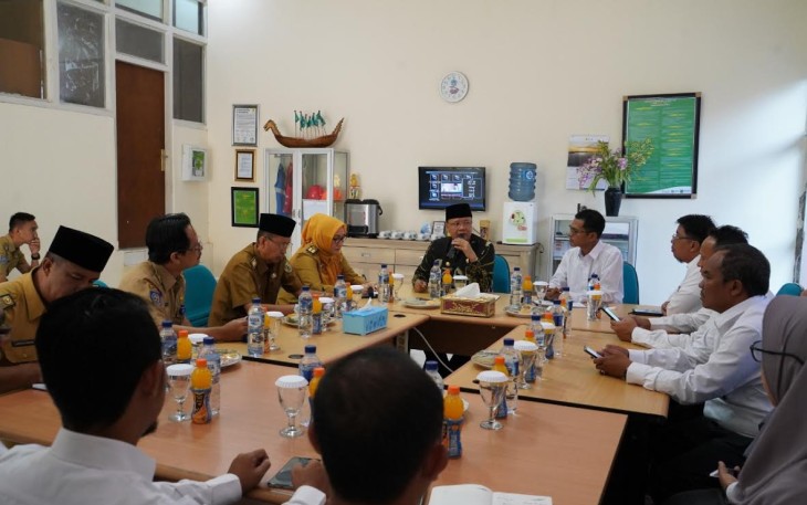 Gubernur Rohidin Mersyah saat menyambangi Kantor PLN Bengkulu