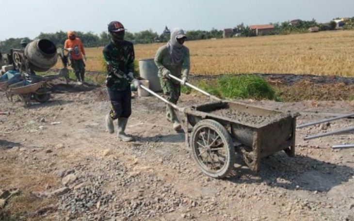 Dengan Gerobak Tua Pratu Aris Hantarkan Kemakmuran Bagi Warga Sasaran TMMD