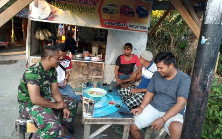 Istirahat Sore Dimanfaatkan anggota Satgas TMMD ke 105 Bercengkrama dengan Warga
