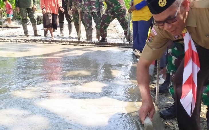 Bupati saat Ikut "Ngecor" Jalan