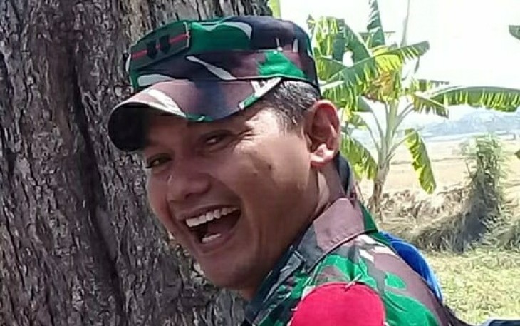 Candaan Dansatgas Menghilangkan keletihan Prajurit Satgas TMMD
