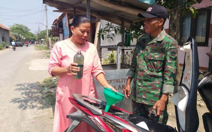 Satgas TMMD Tegal  berbincang dengan warga