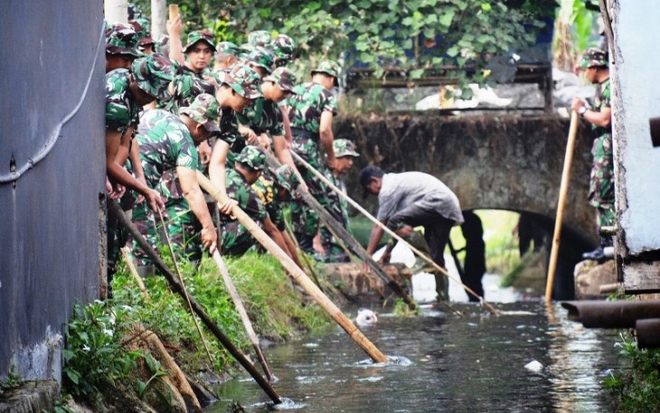 Anggota TNI Wijayakusuma Lakukan Mitigasi Sungai