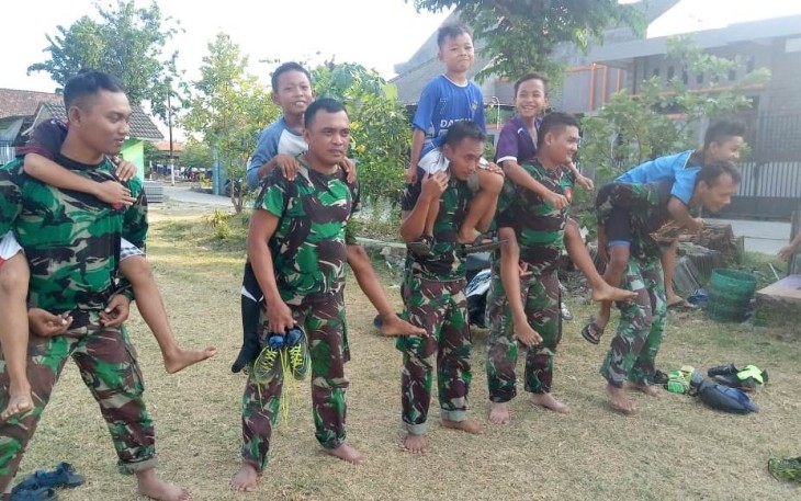 TNI Satgas TMMD Sempatkan Hibur Anak-Anak