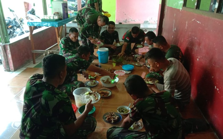 Satgas TMMD Desa Blubuk Kab Tanggerang nikmati makan siang bersama Warga