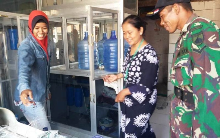Julekha pemilik Depot Air Isi Ulang saat melayani pembeli Air Isi Ulang Desa Jatimulya