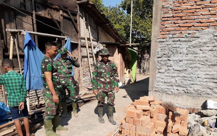 Perwira Dari Yonif 410 Yang Terus Pacu Semangat Satgas TMMD
