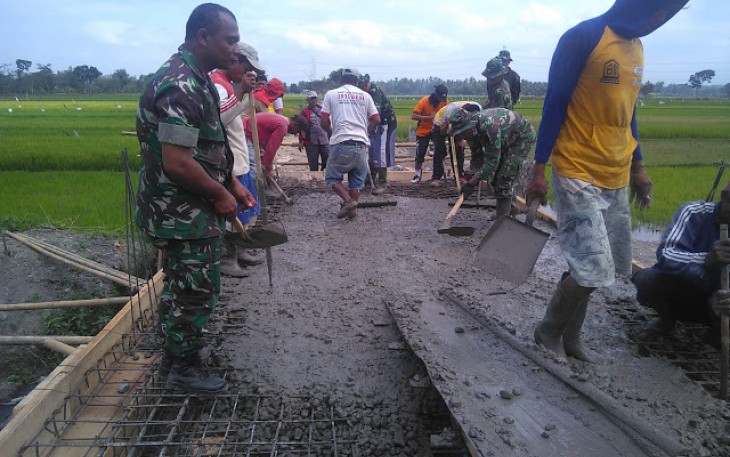 Kasdim Klaten Terjun Langsung Dalam Pengecoran Jembatan TMMD Reg 105