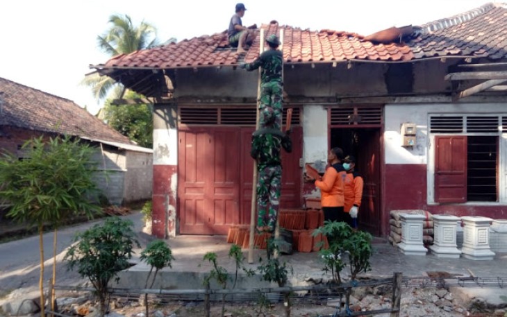 Genteng Rumah Bu Slamet Mulai Dipasang Satgas TMMD Reg Kodim Klaten