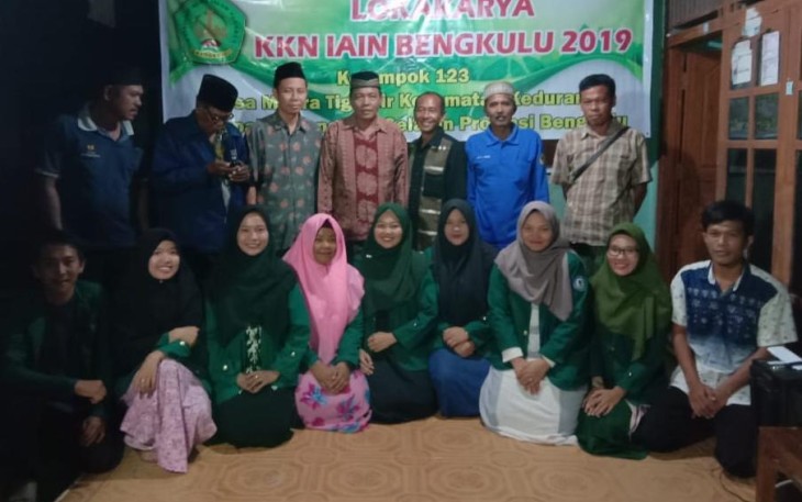 Mahasiswa KKN IAIN Foto Bersama Kepala Desa Muara Tiga Ilir