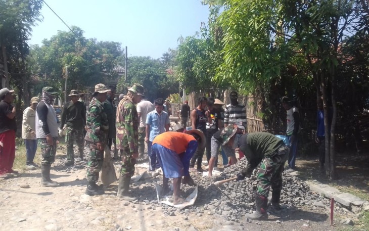 Warga Masyarakat Desa Jatimulya bahu membahu Percepat Pembangunan Jalan Desa
