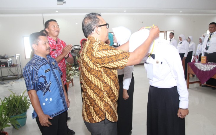 Kustoro MM Asisten 3 saat memberikan penghargaan kepada salah seorang peserta Diklat Prajabatan CPNS Kabupaten Brebes di gedung PGRI