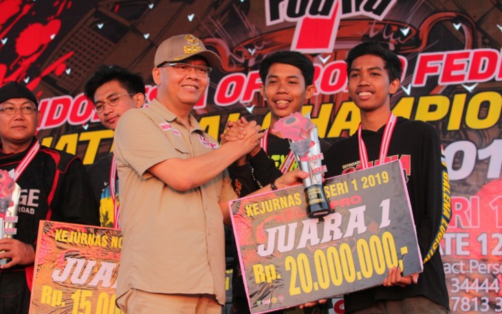 Gunernur Rohidin Mersyah Berikan Hadiah Pada Juara I Kejurnas IOF NC 2019 Kelas Pro
