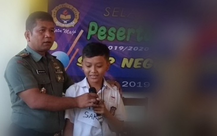 ​Letkol Kav Henry RJ Napitupulu saat bersama peserta didik baru 