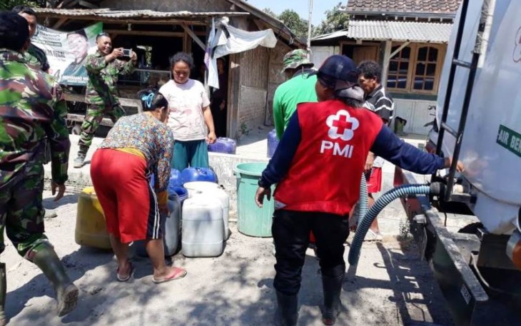 Tim PMI Kabupaten Tegal saat mendistribusikan air bersih untuk warga Desa Jatimulya