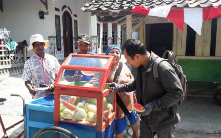 Jurjani pedagang buah keliling nampak sumringah berkat Kasi TMMD Tegal