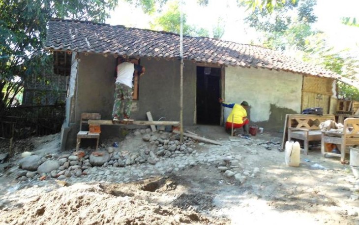 Kediaman Rokhim asal Desa Jatimulya yang berprofesi sebagai Tukang Becak sedang di rehab program TMMD Tegal