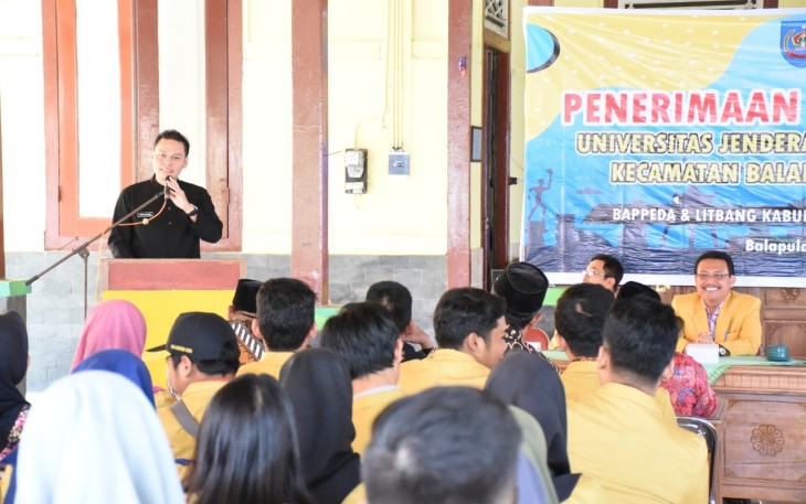Wakil Bupati Tegal sat menerima mahasiswa Unsoed di Pendopo Kecamatan Balapulang
