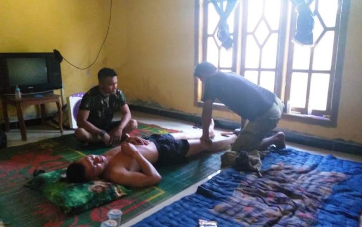 Imam Berikan Pemijatan Anggota Satgas TMMD