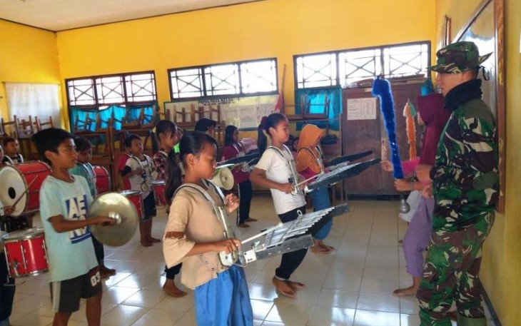 Anggota Satgas TMMD Tegal Arahkan Berinteraksi dengan Anak Melalui Musik