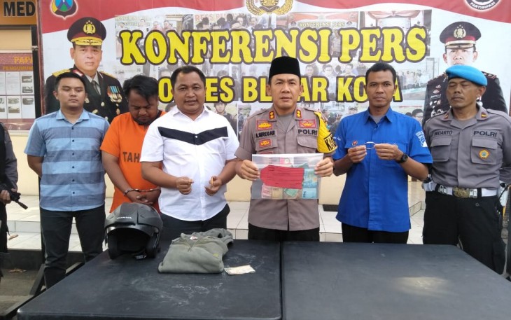 Kapolres Blitar Kota AKBP Adewira Negara Siregar Didampingi Kasat Reskrim Saat Konferensi Pers Kasus Pencurian 