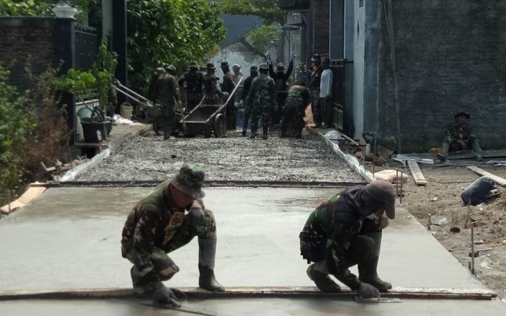 Pengecoran Jalan Yang Dikerjakan Oleh Personil TNI 