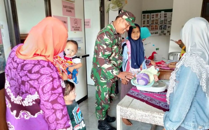 Satgas TNI TMMD Bantu Posyandu 