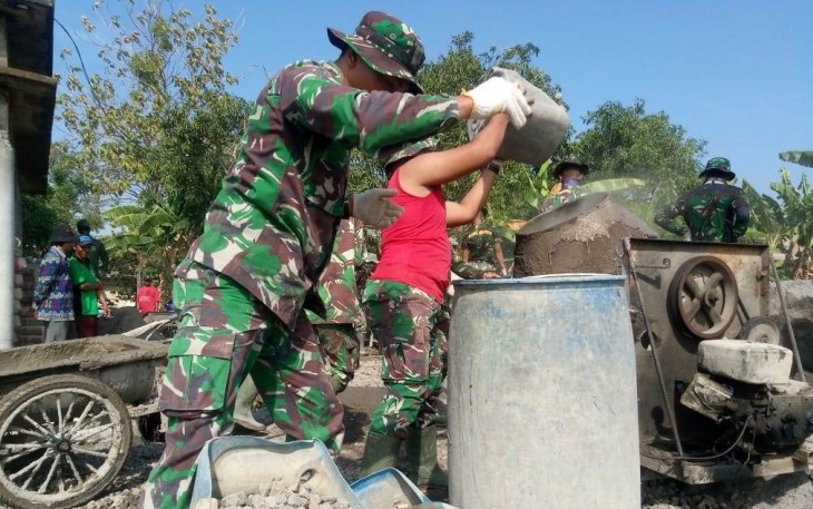 Pembangunan Jalan Oleh Satgas TMMD Dan Warga 