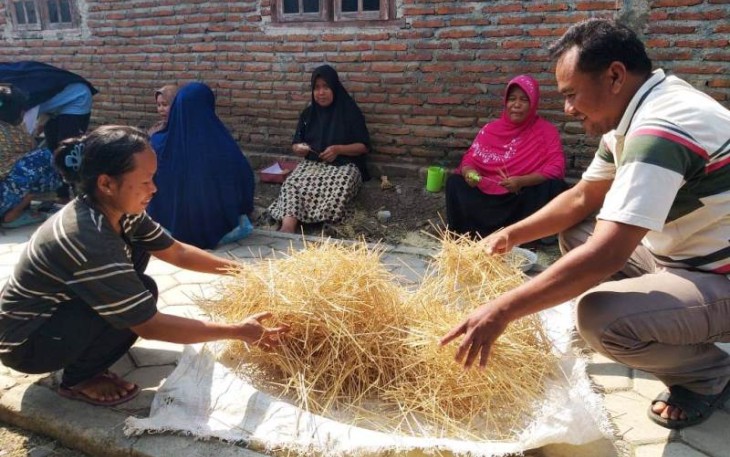 Pembuat Tusuk Sate Sambut TMMD Tegal