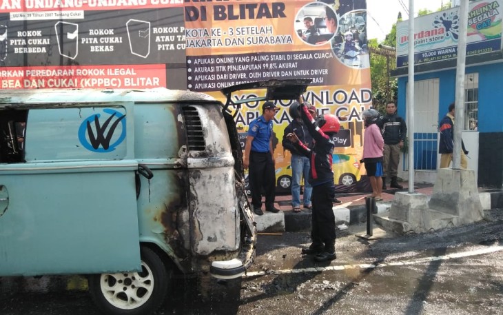 Mobil VW Combi yang terbakar di pinggir Jalan Tanjung Kota Blitar.