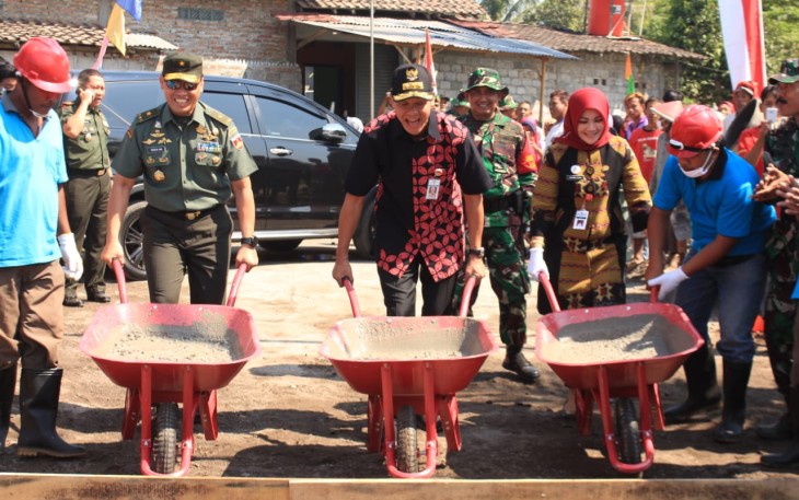 Gubernur Ganjar Pranowo Lakukan Pengecoran Perdana TMMD Reg 105 Kodim Klaten Bersama Kasdam IV Diponegoro