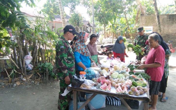 Ningsih seorang penjual sayuran di Dukuh Surobujan Desa Jimbung saat berjualan