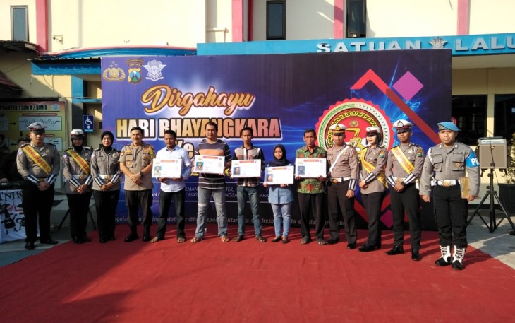 Satlantas Polres Blitar Kota Bagikan Sim Gratis Pada Pemohon Yang Lulus Seleksi di Halaman Satpas Satlantas Polres Blitar Kota