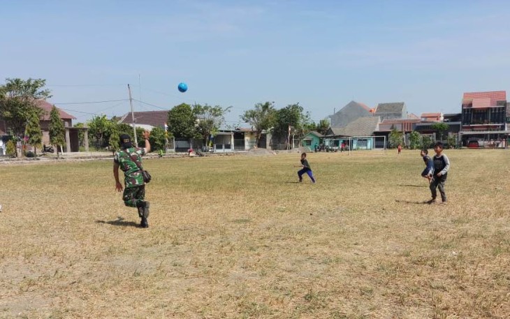 Main bola bareng anak anak setempat