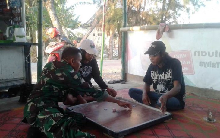 Permainan Karambol menjadi alat komunikasi di desa antara TNI dan Rakyat