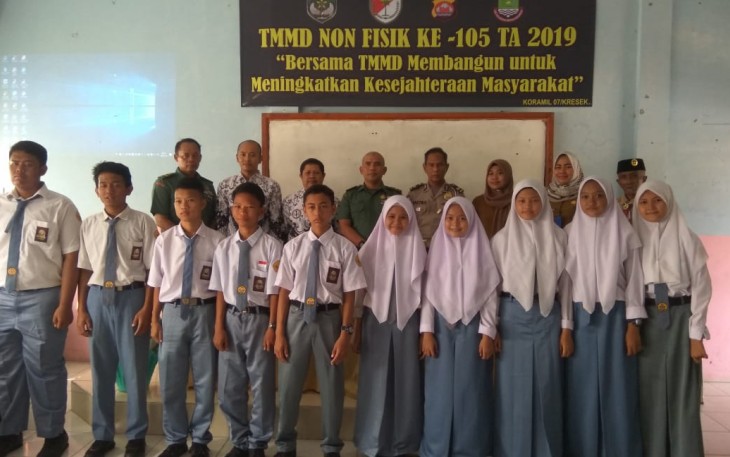 Para pelajar poto bersama usai mendapat arahan dan bimbingan