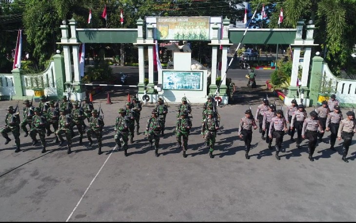Peleton Gabungan Kompak Berlatih