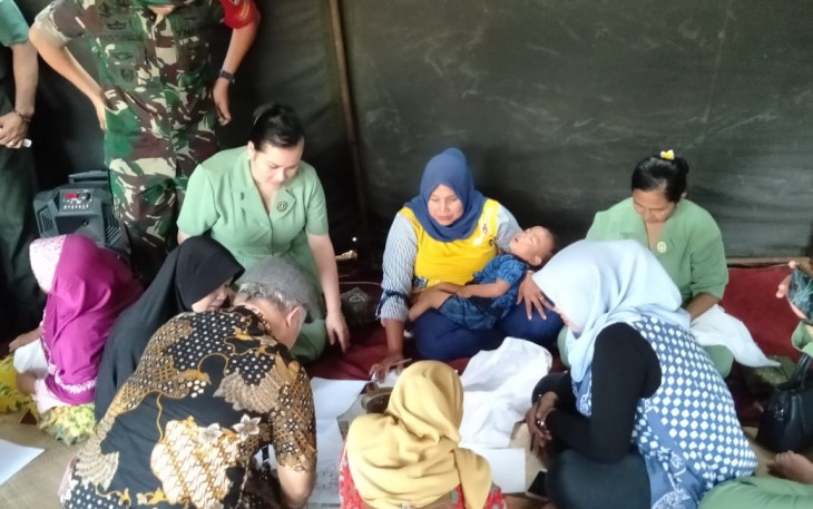 kaum ibu turut belajar membatik
