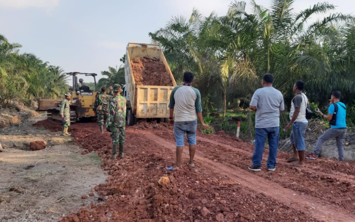 Penimbunan Jalan Menghubungkan Dua Dusun Mulai Menampakkan Hasil 