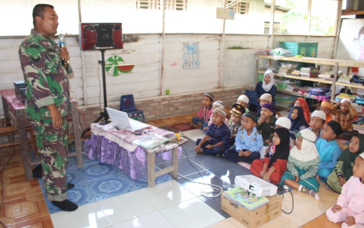 Satgas TMMD ke-105 Kodim 0209/LB tanamkan Wawasan Kebangsaan Sejak Dini kepada anak-anak