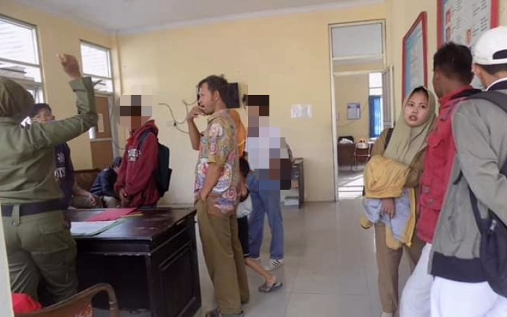 Satpol PP saat memberikan Arahan dan Bimbingan Bagi pelajar yang terjaring Operasi (foto dok. Sam)