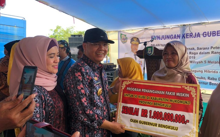 Gubernur Bengkulu Rohidin Mersyah Serahkan Bantuan Bantuan Sosial Kube Senilai 1 Miliar 