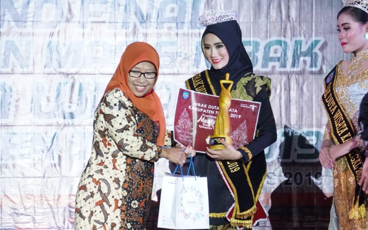 Bupati Tegal Umi Azizah Malam Grand Final Mas dan Mbak Duta Wisata Kabupaten Tegal